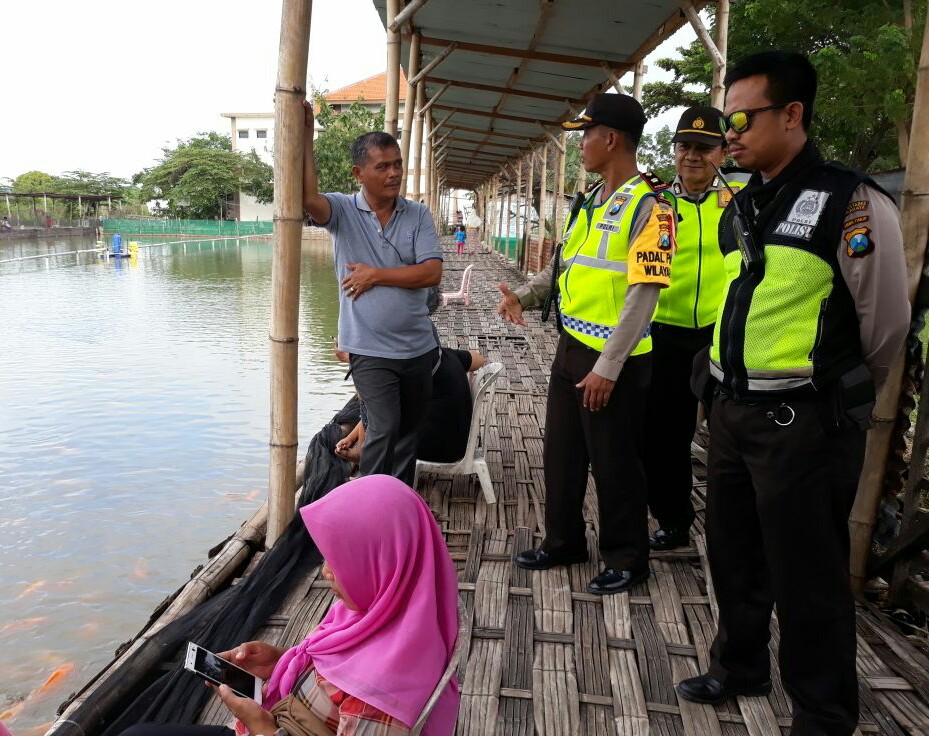 Kompol Subagyo, S. sos Kapolsek Pakal Kunjungi Kolam pancing Leo dan diterima Drs. Saut Gultom Baju Kaos
