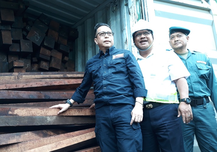 Barang Bukti dibuka dalam Container di Depo SPIL