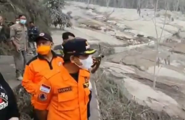 Gunung Semeru Meletus Bupati Lumajang Turun Ke Lokasi Detektif News